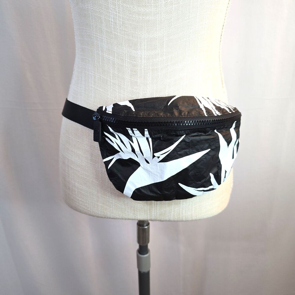 ALOHA COLLECTION Hip Fanny Pack Black & White Bird of Paradise Floral Wet / Dry